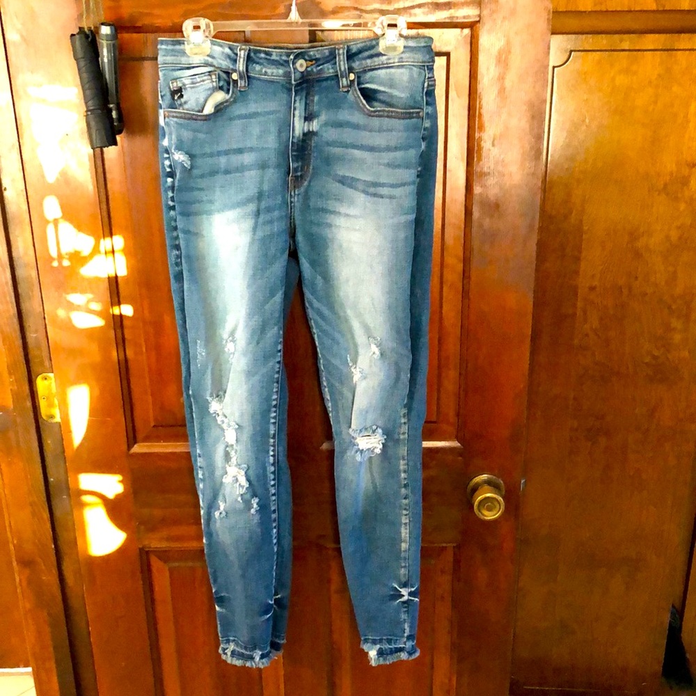 Kancan size 9/28 distressed ripped jeans